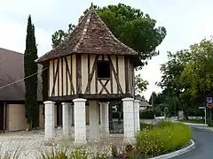 Le « pigeonnier » sur la place du Groupe-Loiseau.