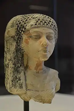Une fille d'Akhenaton. Calcaire peint. L. 10 cm(Musée du Louvre).