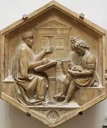 un maître assis à son pupitre enseigne à deux élèves assis