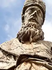 Photographie en couleurs du buste de Nahum en contre-plongée.