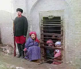 Vue d'un zindan (prison souterraine en persan) et ses prisonniers (peut-être le sinistre zindan de Boukhara), entre 1905 et 1915