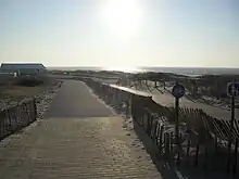 Piste cyclable et allée piétonne aménagées en 2010 au nord du front de mer