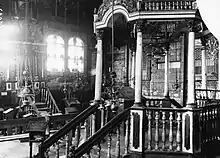 La Bimah de forme octogonale.