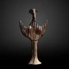 Figurine en terre cuite en forme de psi, HR III B 1 (vers 1280), provenant de Tirynthe, Musée du Louvre.