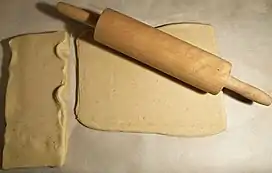 Pâte feuilletée en abaissage, avant découpage en cercle cannelé de 10 cm.