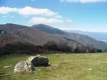 Le puig Neulós, vu depuis le coll de l'Aranyó (899&nbsp;m). Au loin, sous la neige : le massif du Canigou.