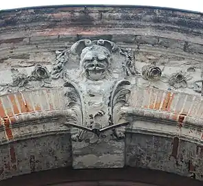 Puivert : clé d'arc sculptée du portail.