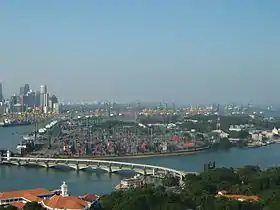 Pulau Brani à droite de :Keppel Harbour&nbsp;(en)