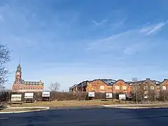 Vue sur le bâtiment administratif (à gauche).