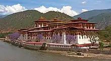 Le Punakha Dzong (en) se trouve au bord de la Mo Chhu.