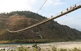 Le pont suspendu de Punakha enjambe la Pho Chhu (en).
