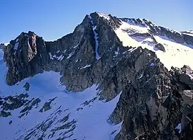 Vue du pic Maudit (au centre) et de la pointe d'Astorg (à droite) depuis l'aiguille Juncadella, en juin.