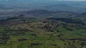 Vue du puy de Berzet dominant le village éponyme.