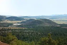 Vue du puy de Montchal depuis le puy de Lassolas.