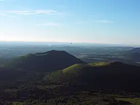 Vue du Grand Suchet au premier plan à droite et du puy de Côme au second plan sur la gauche.