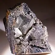 Pyrite - macle en « croix de fer » - mine de Batère, Pyrénées-Orientales (7 × 5 cm)
