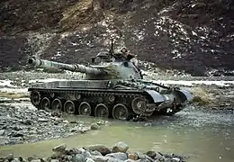 Un Char 68 Kawest à la place de tir d'Hinterrhein en 1993.