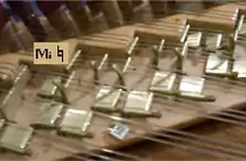 Mi bécarre : le 3e&nbsp;levier est levé (la corde est accordée en mi bécarre avec cette position).