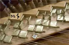 Mi demi-bémol : le 4e&nbsp;levier est levé.