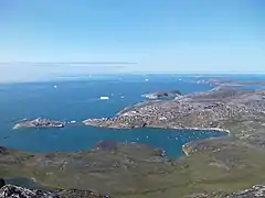 Vue panoramique de Qasigiannguit dans la baie de Disko (localité où 3&nbsp;sites saqqaquien ont été mis au jour,,).