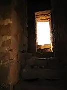 escalier dans la pénombre menant à une porte