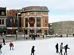 Le Capitole de Québec en janvier 2011. À droite, le mur des fortifications de Québec près de la Porte Saint-Jean