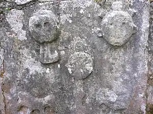 Visages humains et ostensoir.