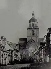 Photographie ancienne d'une église surmontée d'un gros clocher carré
