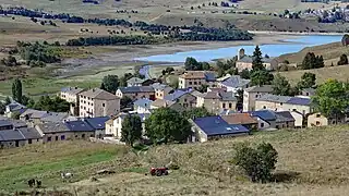 Le village de réal au bord du lac de Puyvalador.
