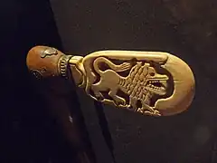 Symbole du lion sur le pommeau en ivoire de la récade(musée du quai Branly).