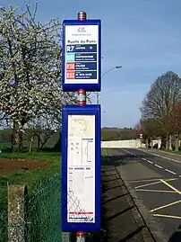 Poteau d'arrêt de Keolis CIF à l'arrêt Ruelle du Puits à Puiseux-en-France.