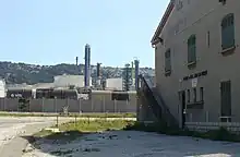 La gare de la Mède ; au second plan les installations pétrolières desservies par la RDT13