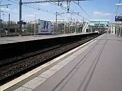 Les quais, au fond la passerelle.