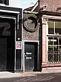 Une fausse fenêtre est située au-dessus de la porte de Smedestraat 33.