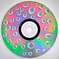 Gouttes d'eau sur un disque compact.