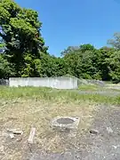 La tête de puits matérialisée et le sondage de décompression.