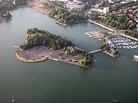 Humallahti est la baie au nord de l'île de Rajasaari (partie haute de l'image)