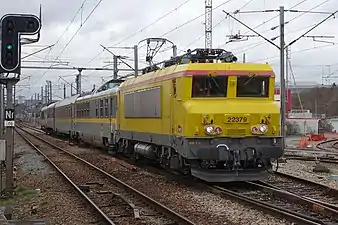 Voiture SNCF IES 143 et Mauzin 214 à Gare de Gennevilliers.