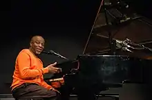 un pianiste sur scène