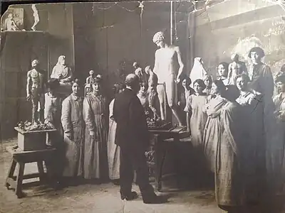 Raymonde Martin à droite, vêtue de sombre, marquée d'une croix. Collection Gaston Marie Martin[réf.&nbsp;nécessaire].