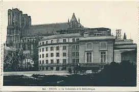 La bibliothèque et la place Carnegie vue depuis la rue.