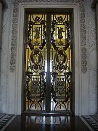 Entrée de la salle des fêtes de l’hôtel de ville de Reims.