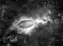 L'image est sombre à part une zone très brillante et sinueuse.