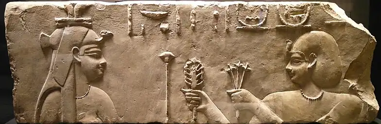 Ptolémée&nbsp;Ier (à droite) faisant une offrande à Hathor ; bloc du temple d'Hathor.