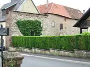 Rempart percé par la rue du 22 novembre (côté droit)