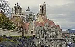 Trois tourelles en encorbellement scandent la façade côté remparts.