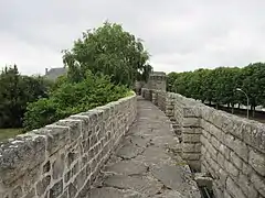 Vue de courtines en haut de ramparts.