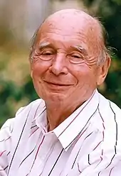 Photographie en couleurs d'un homme âgé.