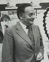 Photo en noir et blanc d'un homme d'une cinquantaine d'années.