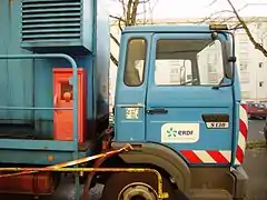 Plaque de tare sur la cabine d'un camion.